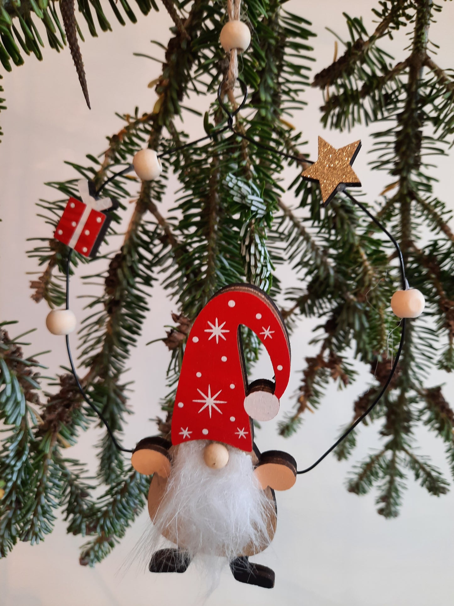 Wichtel mit Geschenk im Metallring