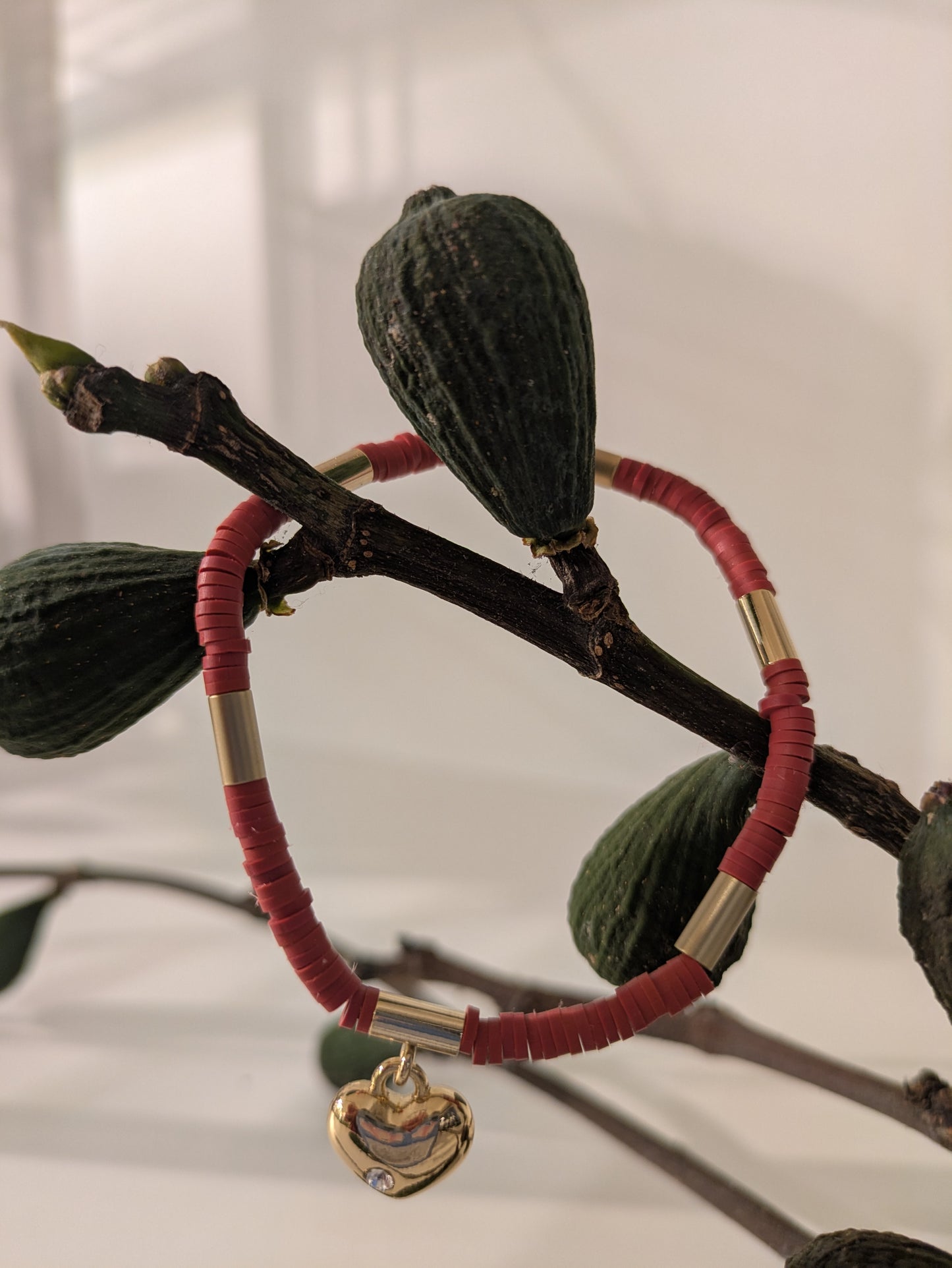 Armband mit goldenem Herz