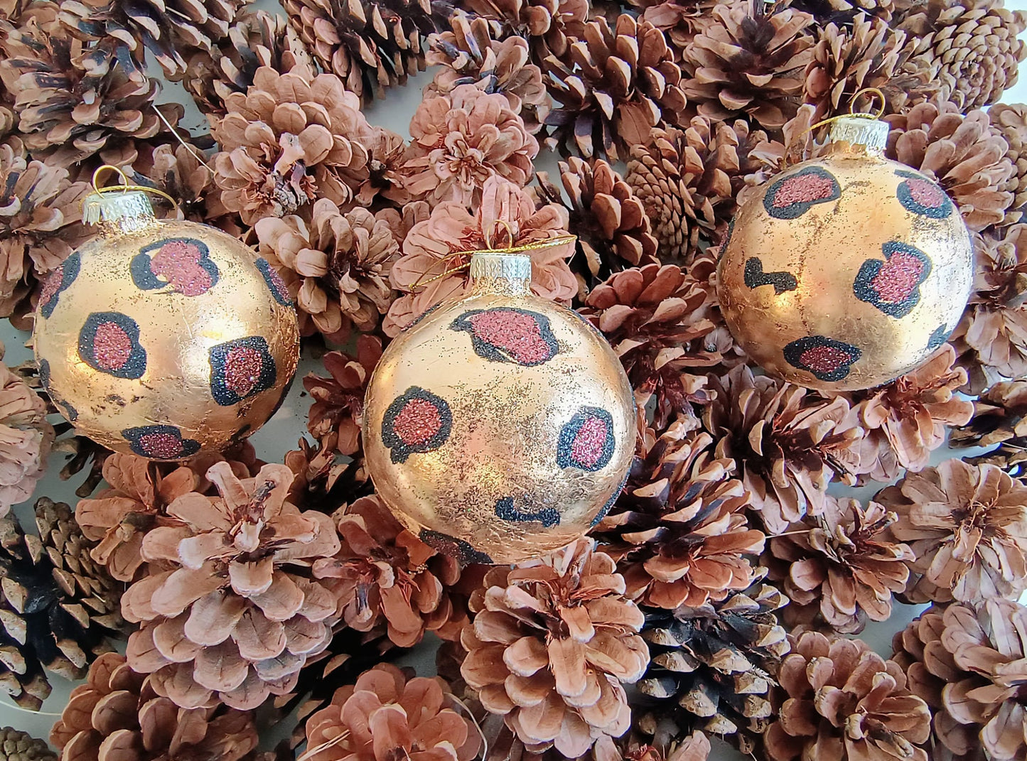 Weihnachtskugeln im Leo-Design