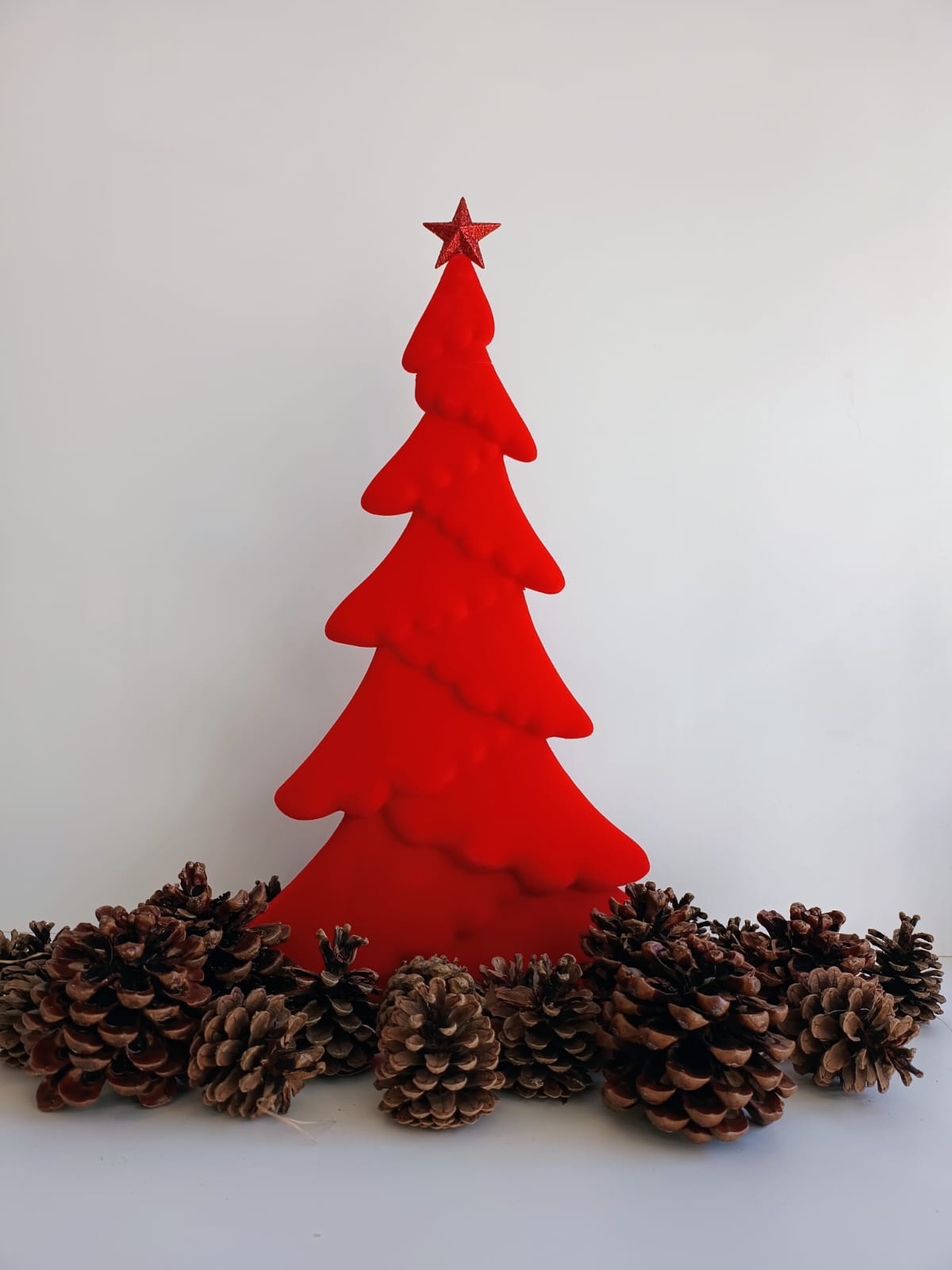 Farbenfrohe Deko-Tannenbäume