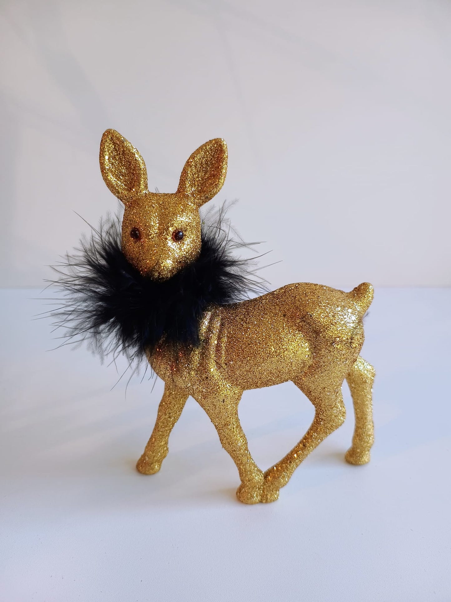 Bunte Deko-Rehe mit Federschmuck