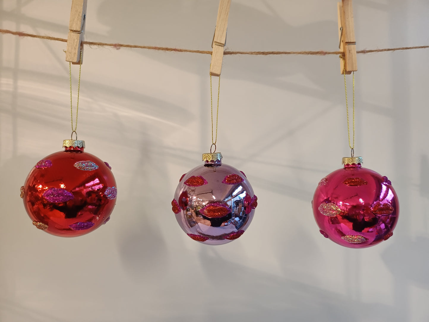 Weihnachtskugel mit Glitzer Lippen
