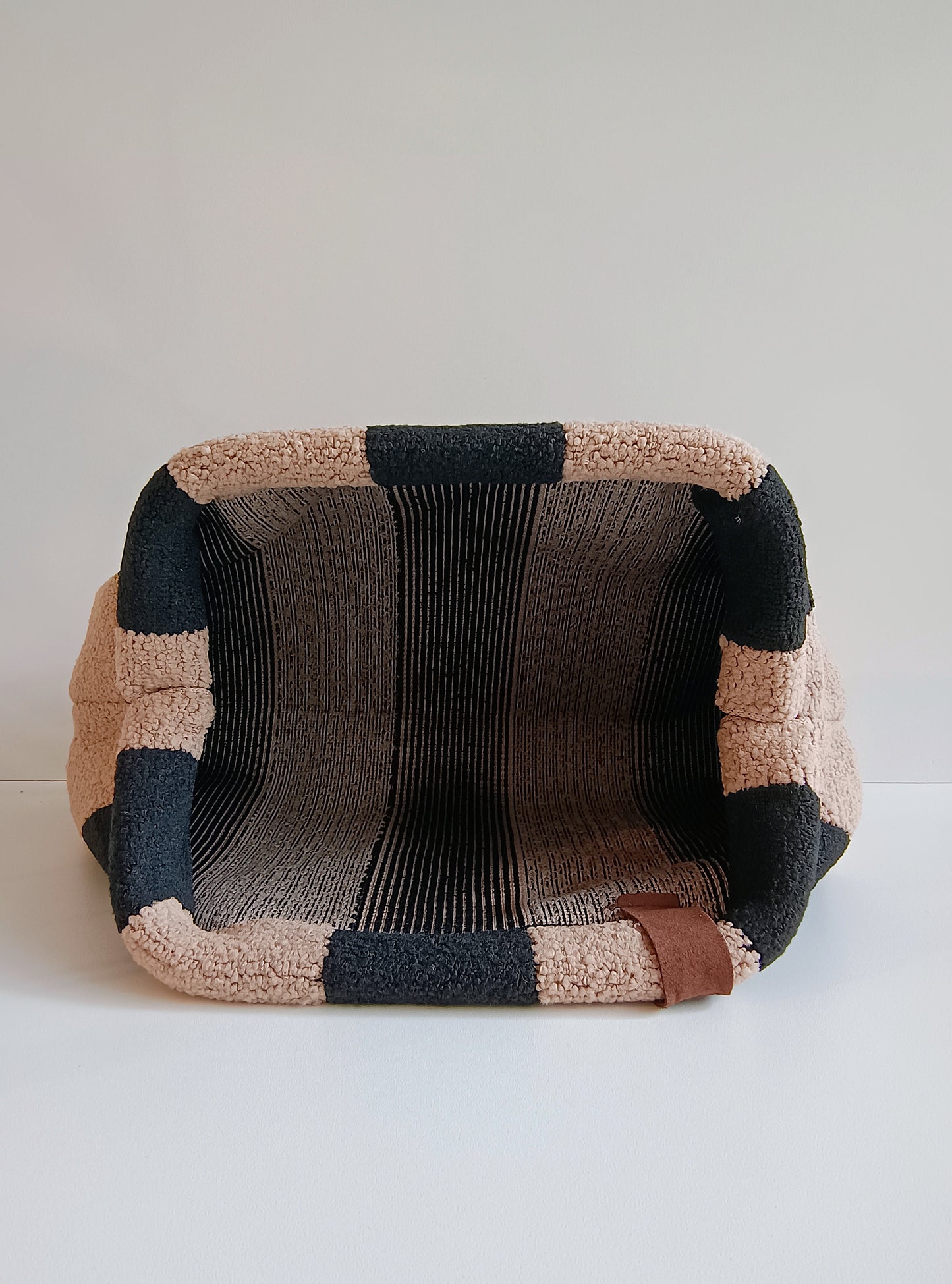 Clutch von Lot83 beige/schwarz gestreift