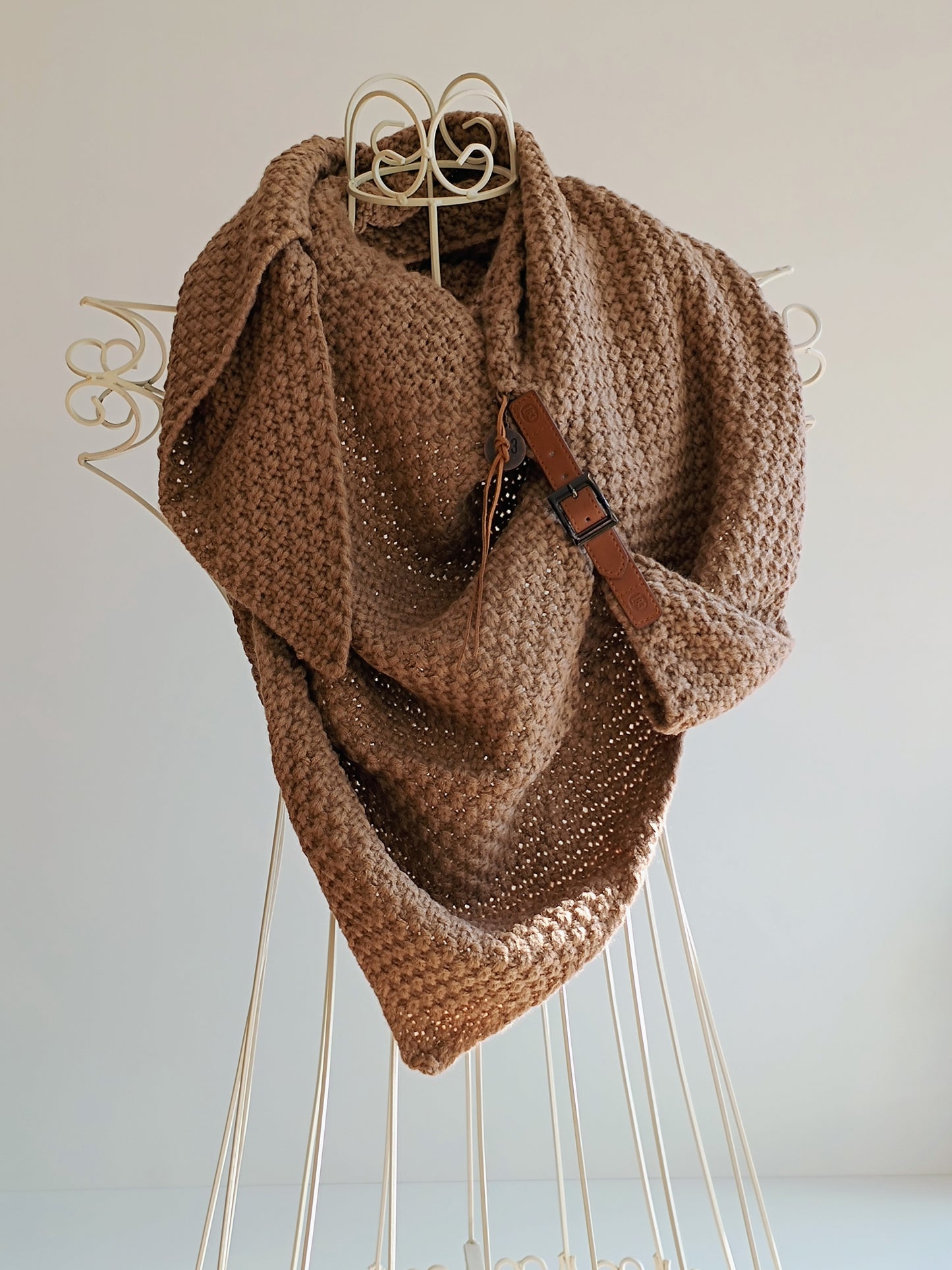 Dreiecksschal von LOT 83 taupe mit Lederschlaufe