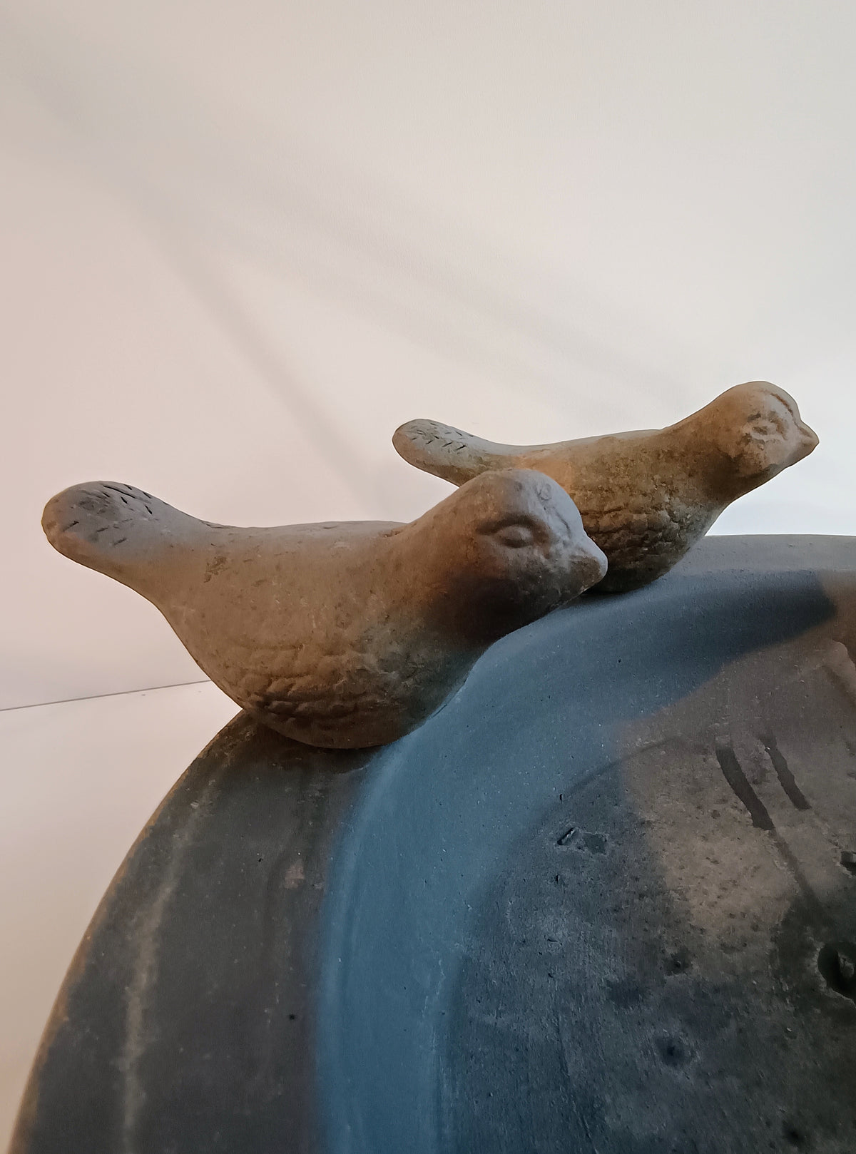 Vogeltränke mit zwei Vögeln aus Terrakotta