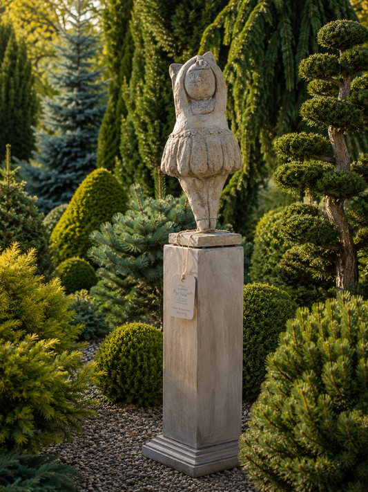 Gartenkunst Tanzmariechen mit Stele von Atelier SirWilliam