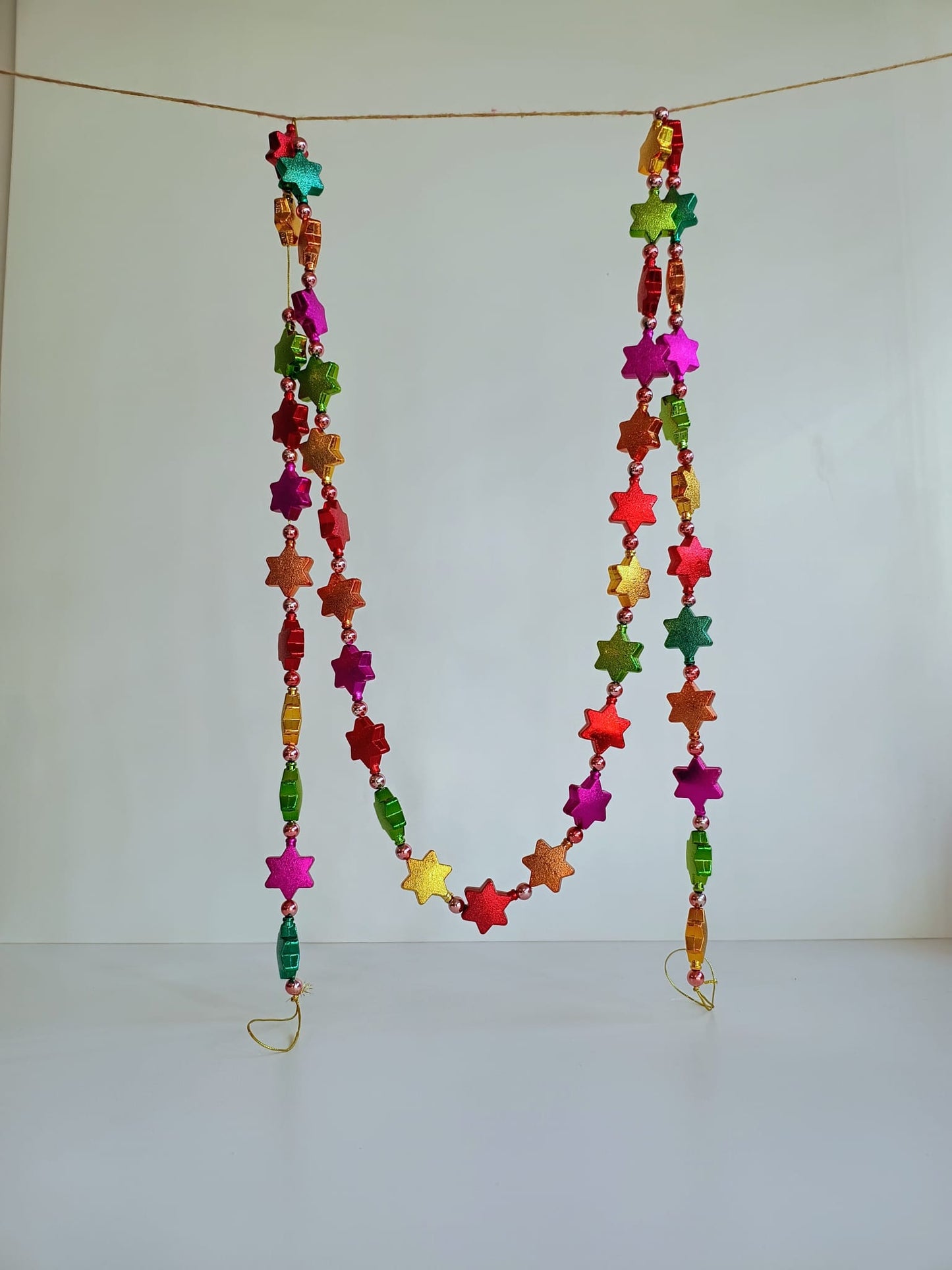 Bunte Deko-Girlande - Glanz, Kugeln, Sterne