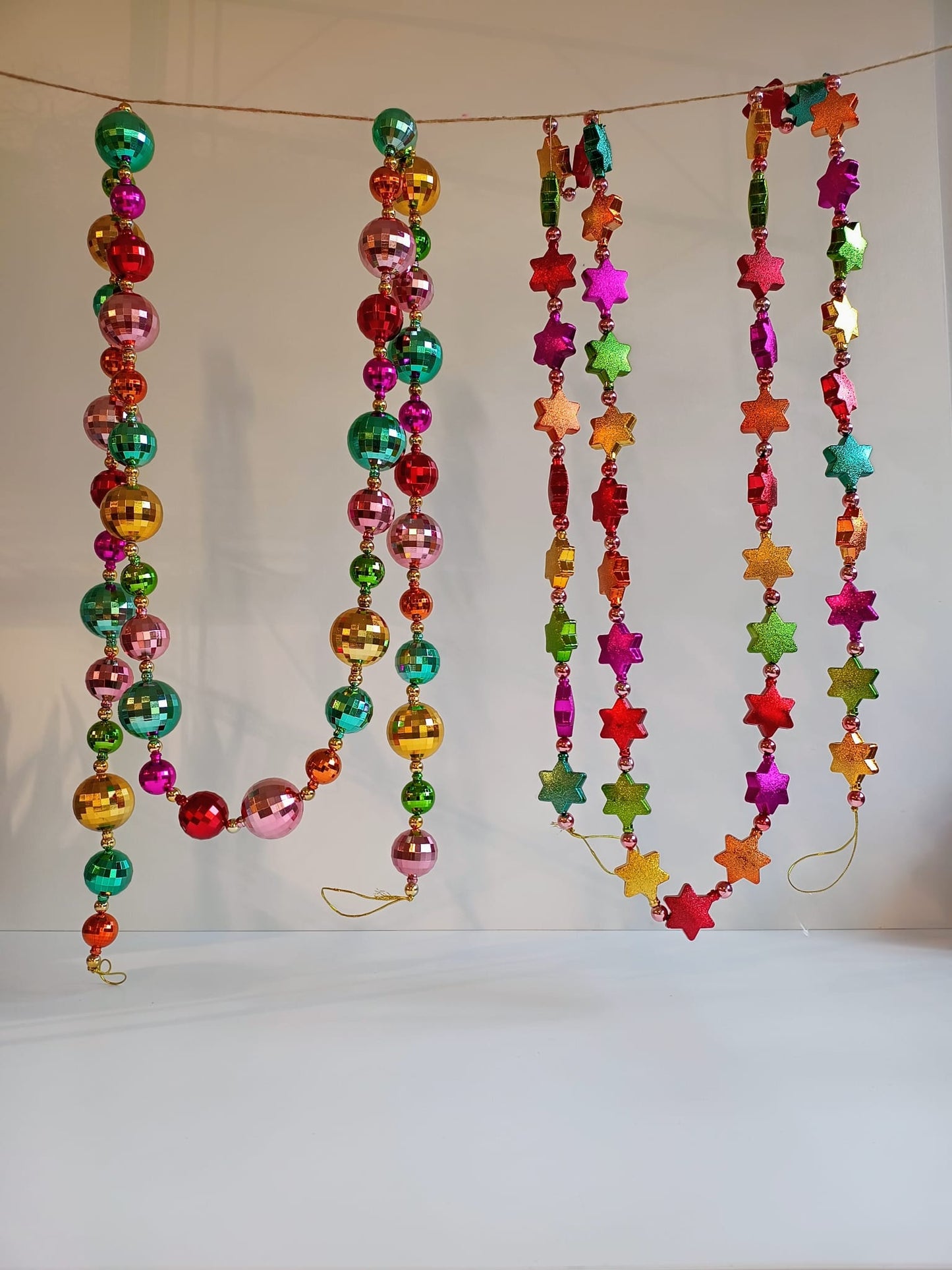 Bunte Deko-Girlande - Glanz, Kugeln, Sterne