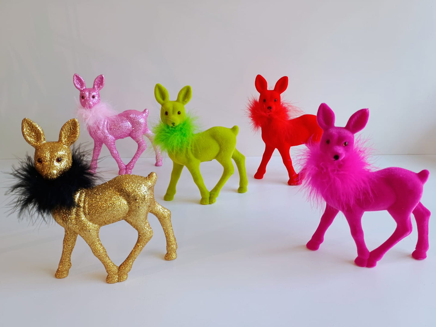 Bunte Deko-Rehe mit Federschmuck