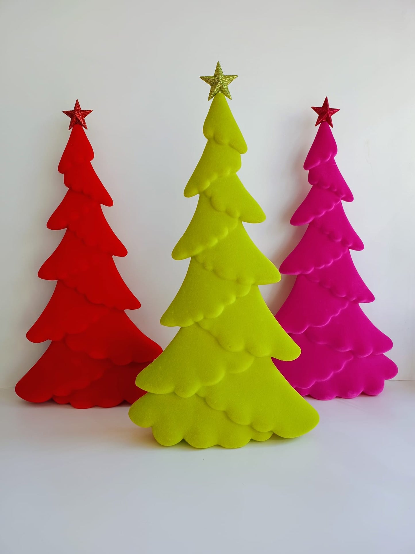 Farbenfrohe Deko-Tannenbäume