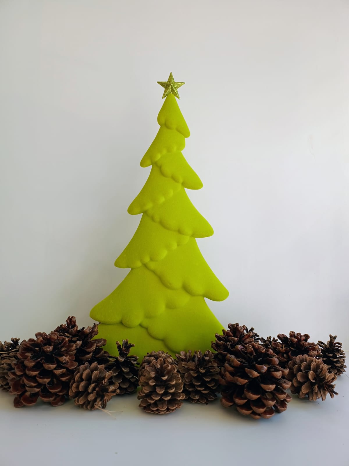 Farbenfrohe Deko-Tannenbäume