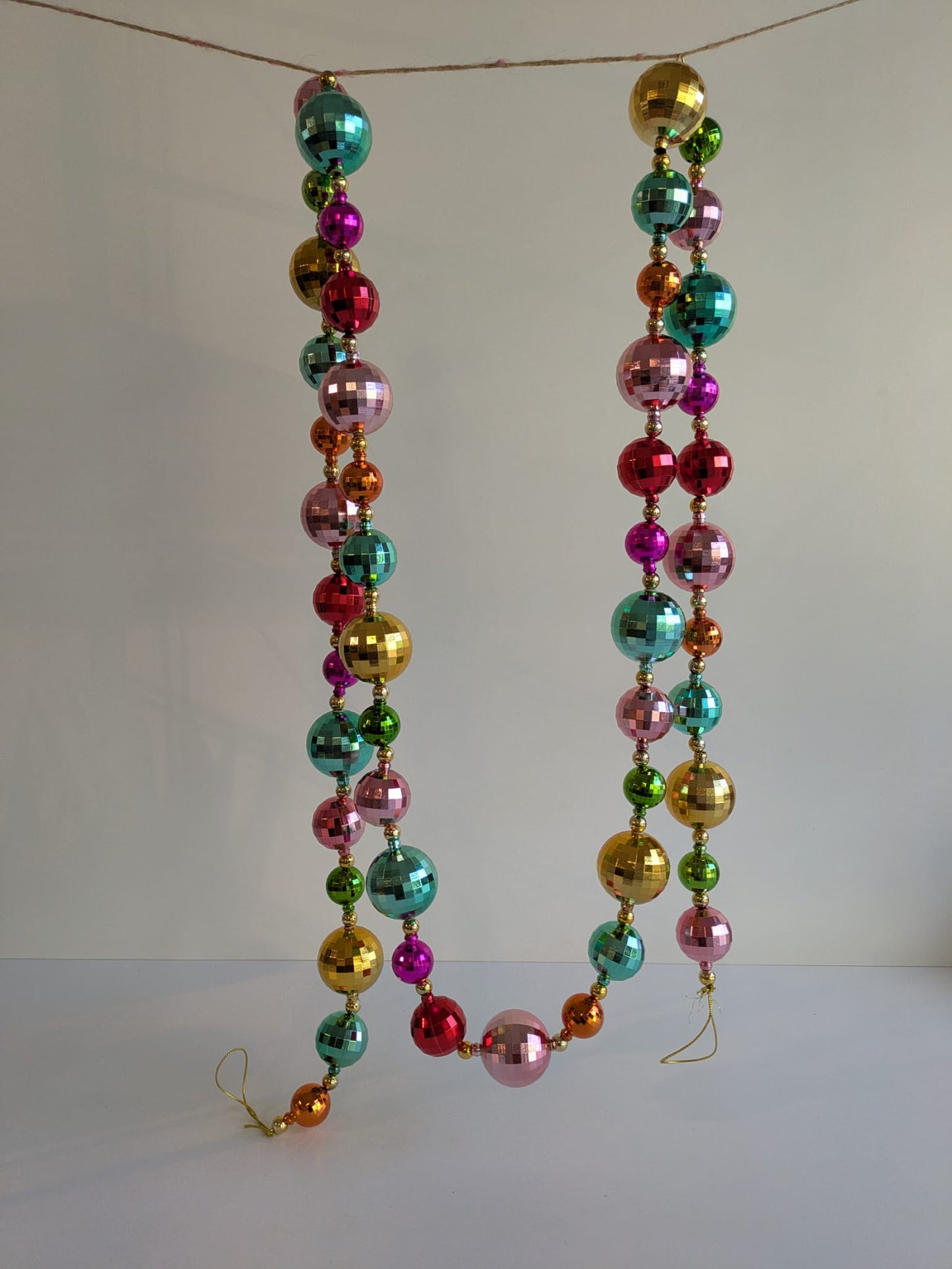 Bunte Deko-Girlande - Glanz, Kugeln, Sterne