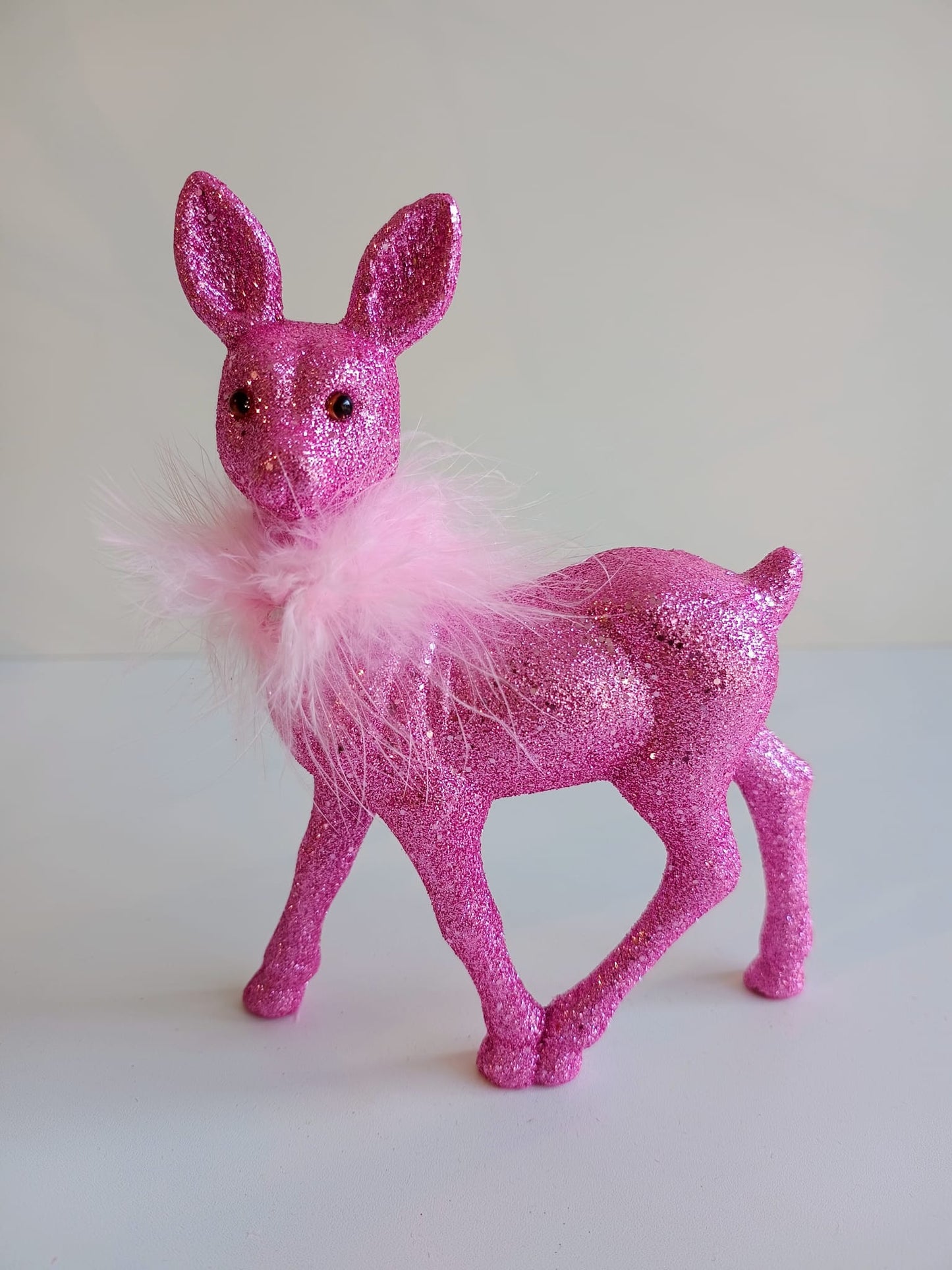 Bunte Deko-Rehe mit Federschmuck