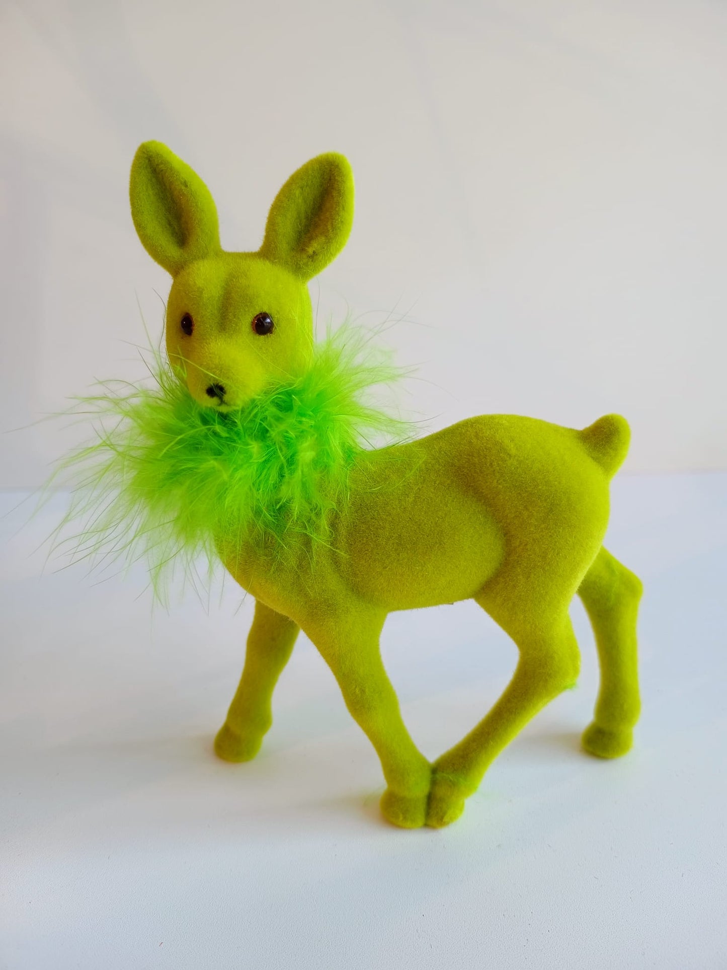 Bunte Deko-Rehe mit Federschmuck