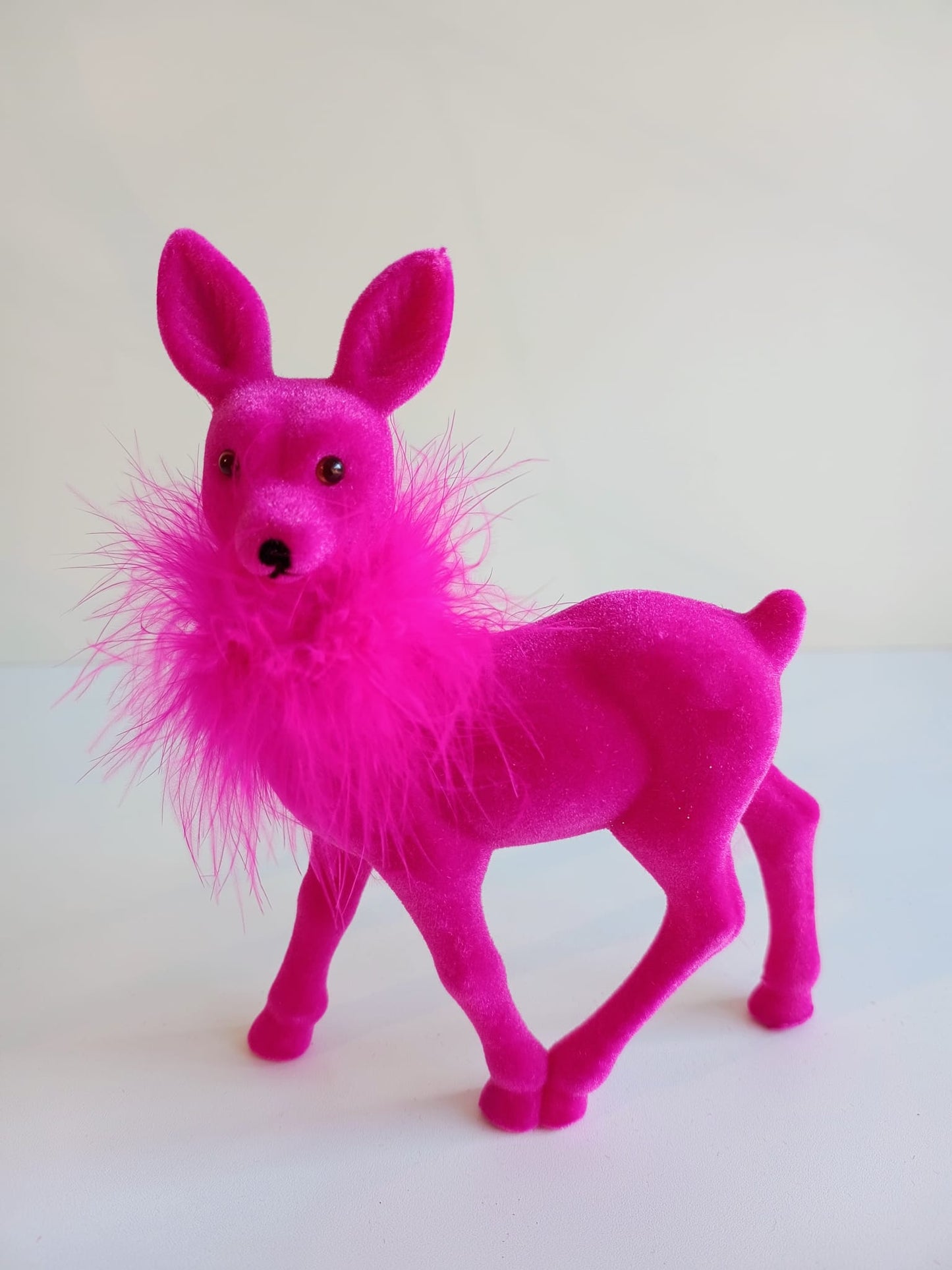 Bunte Deko-Rehe mit Federschmuck