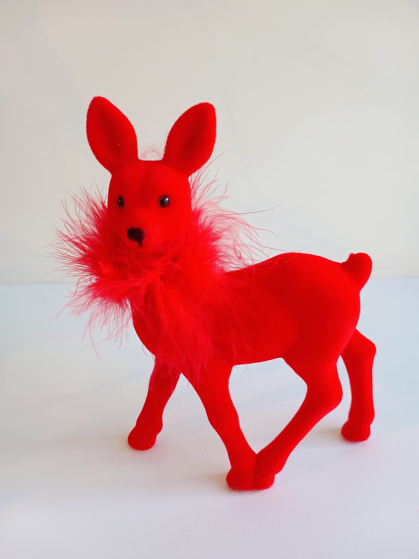 Bunte Deko-Rehe mit Federschmuck