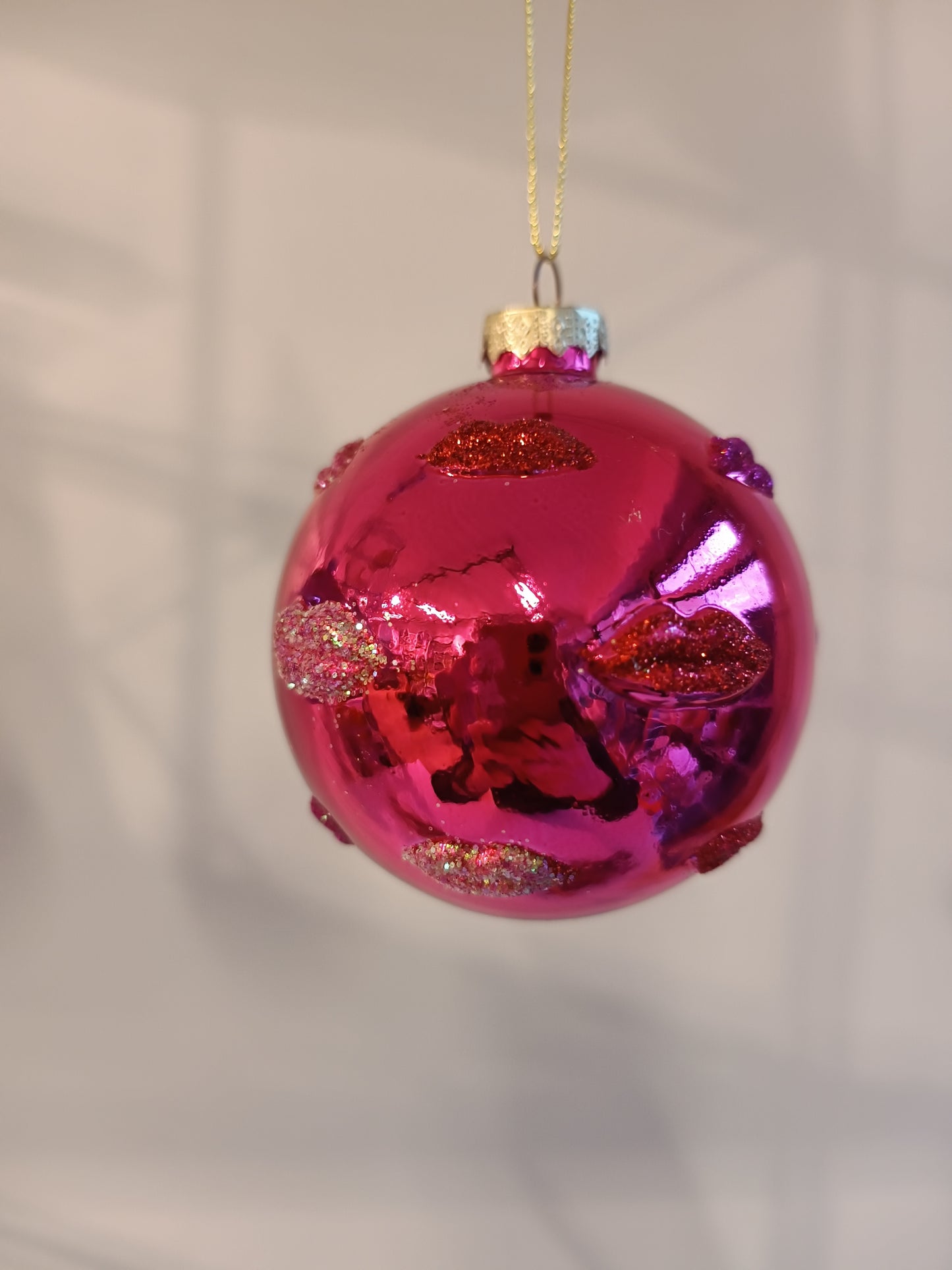 Weihnachtskugel mit Glitzer Lippen