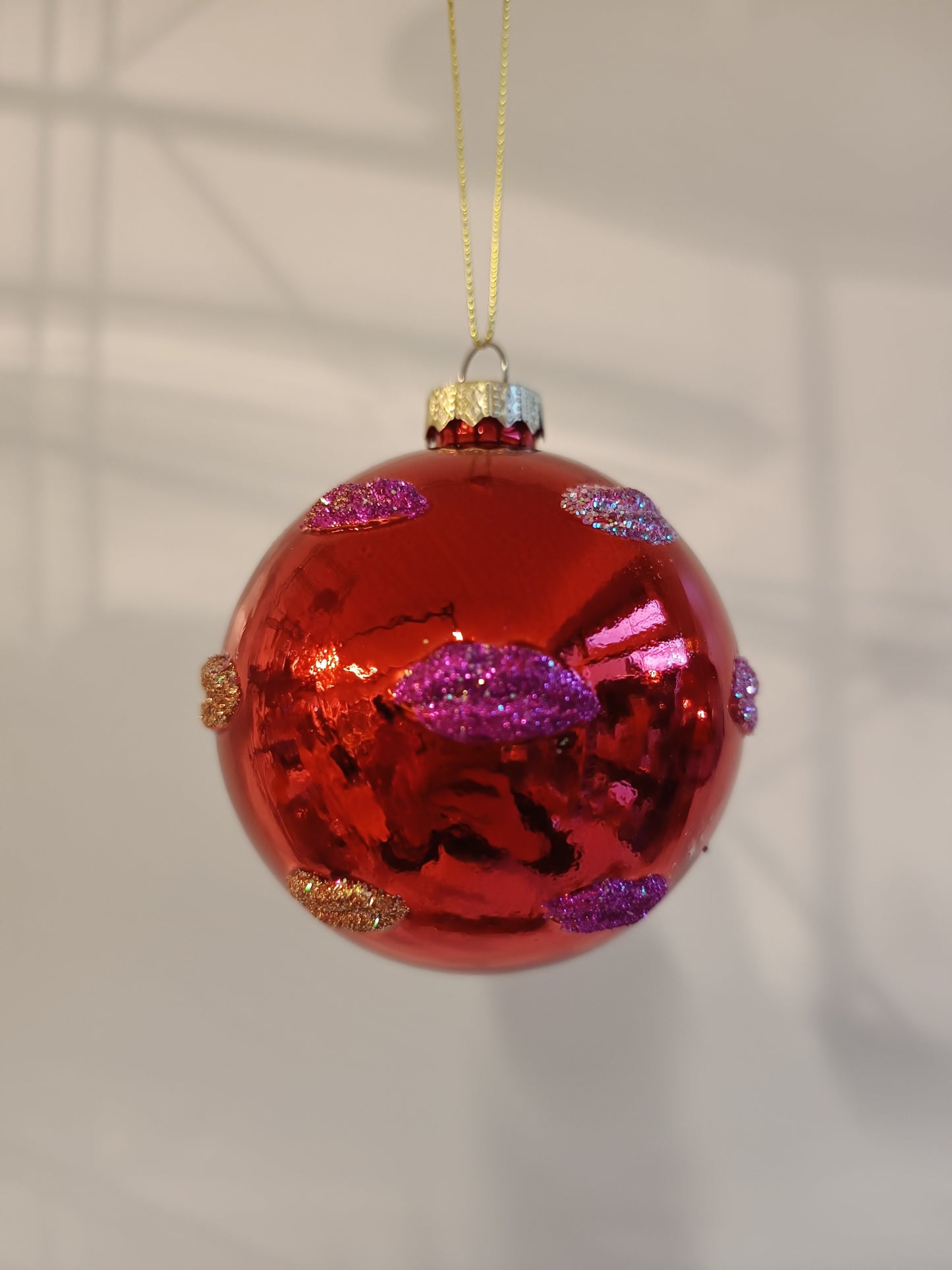 Weihnachtskugel mit Glitzer Lippen