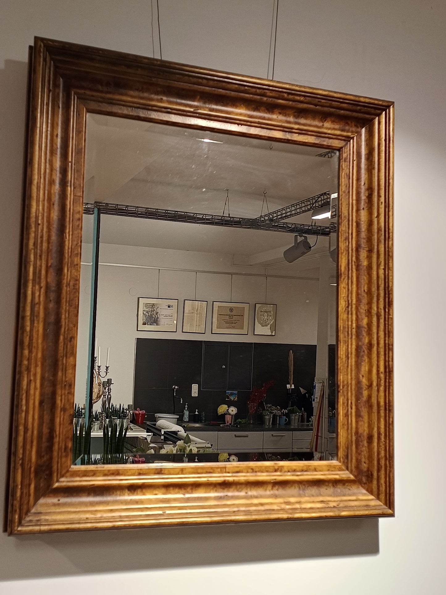 Rustikaler Wandspiegel mit edlem Holzrahmen