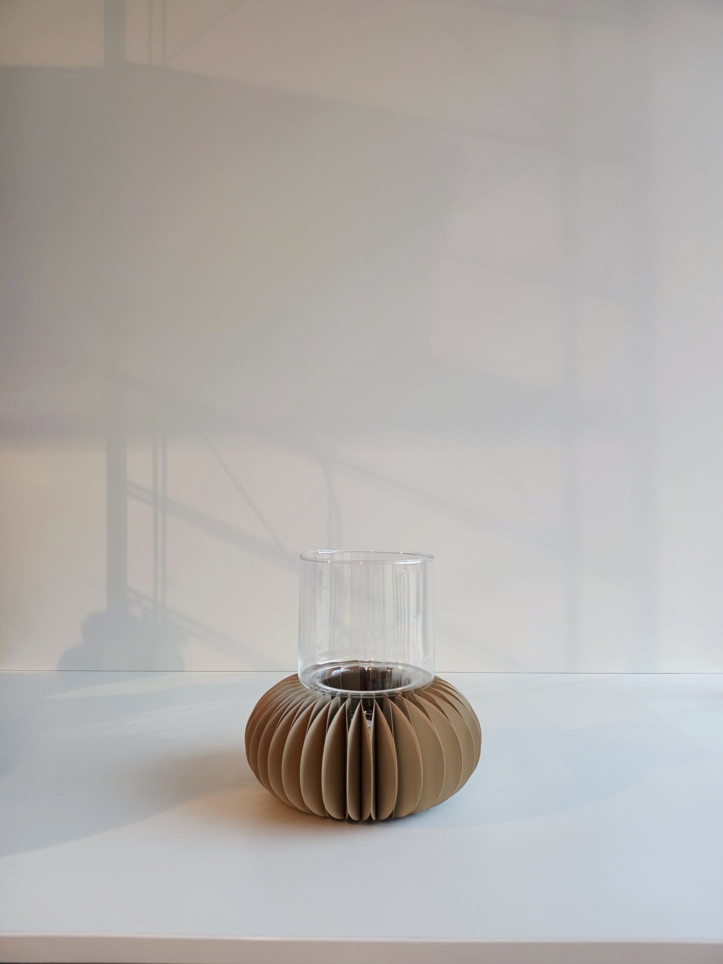 Pap.Sockel "Dada mit Glas