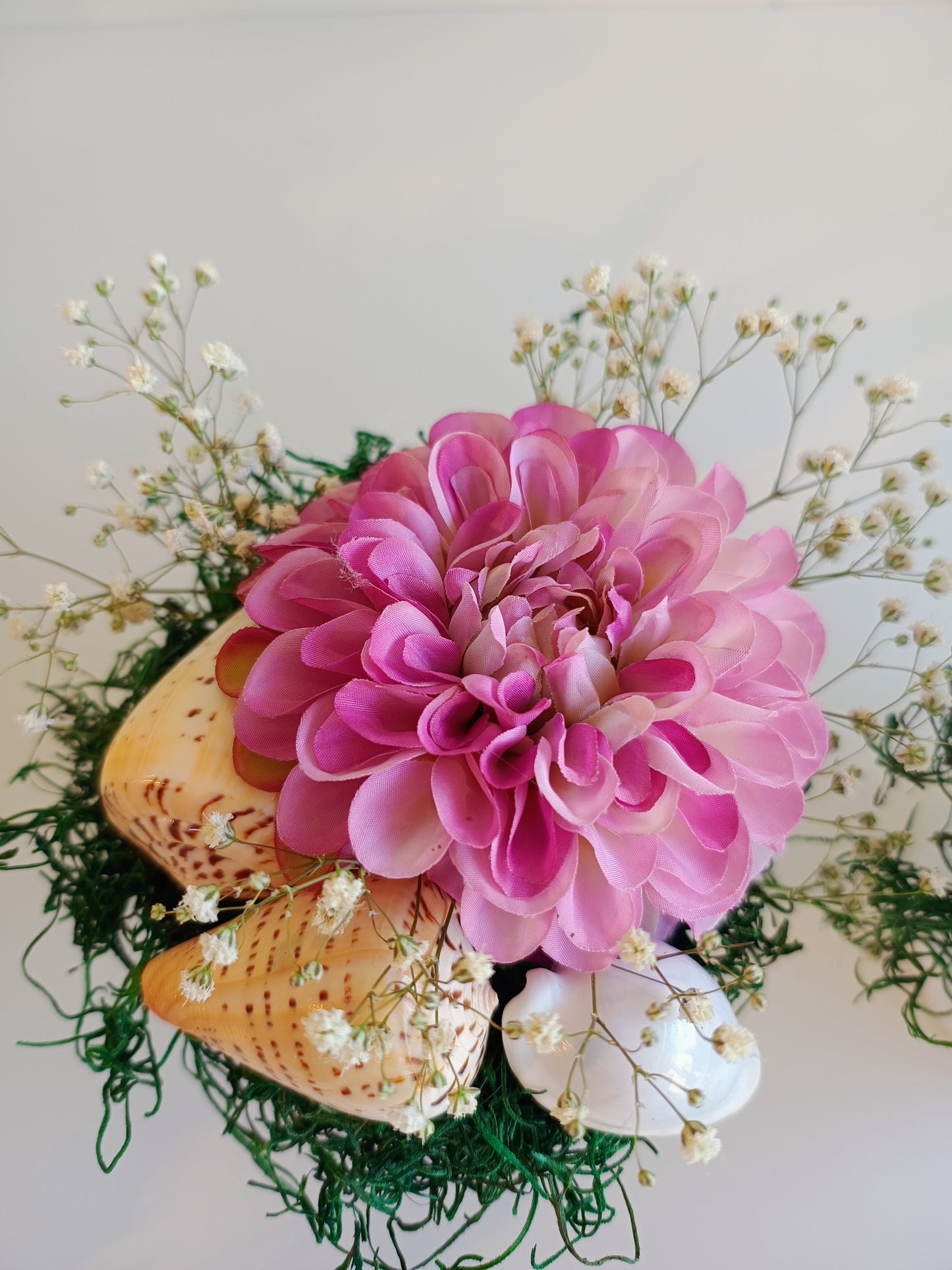 Muschelzauber mit Dahlienblüte FakeFlowers