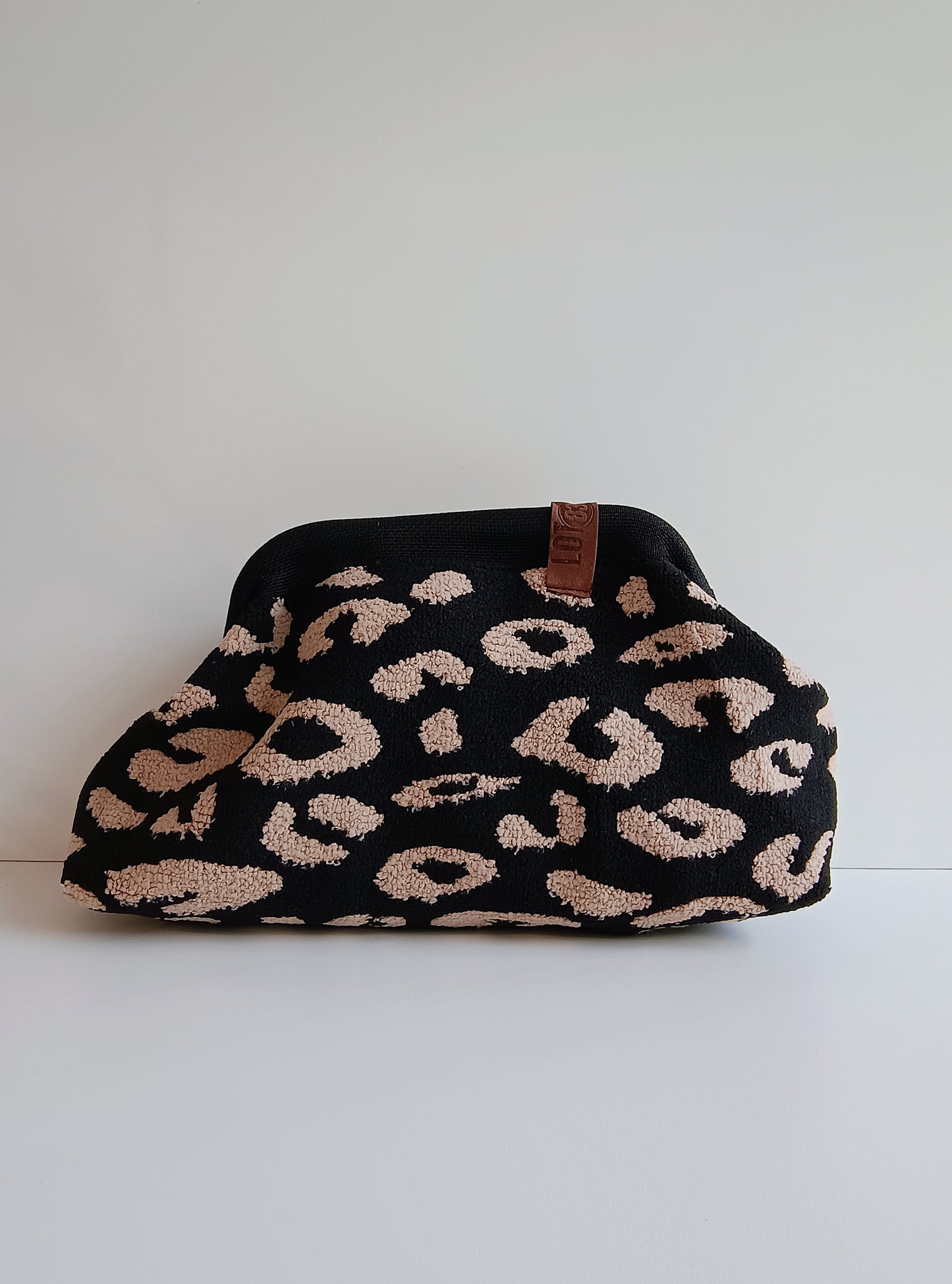 Clutch von Lot83 schwarz/beige Leo