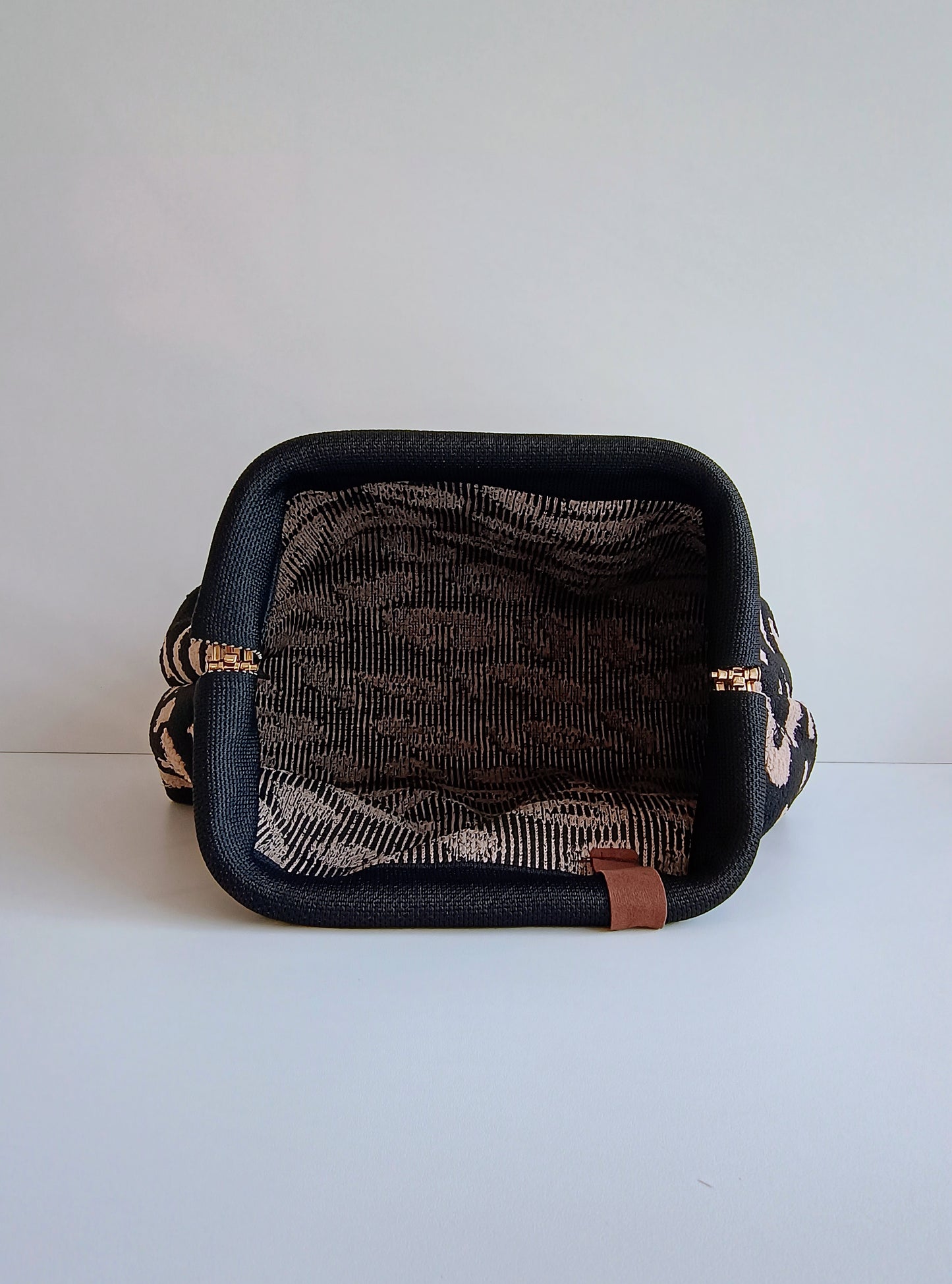 Clutch von Lot83 schwarz/beige Leo
