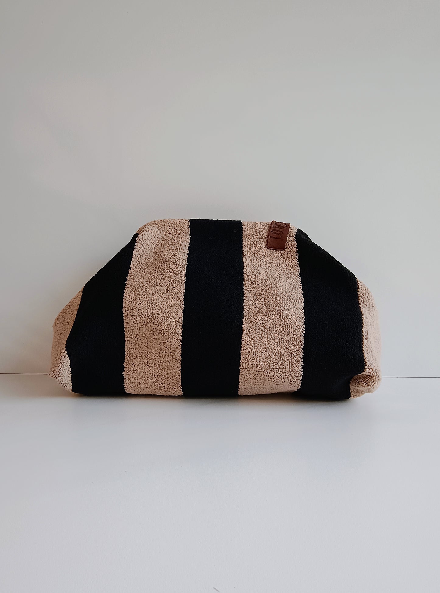 Clutch von Lot83 beige/schwarz gestreift