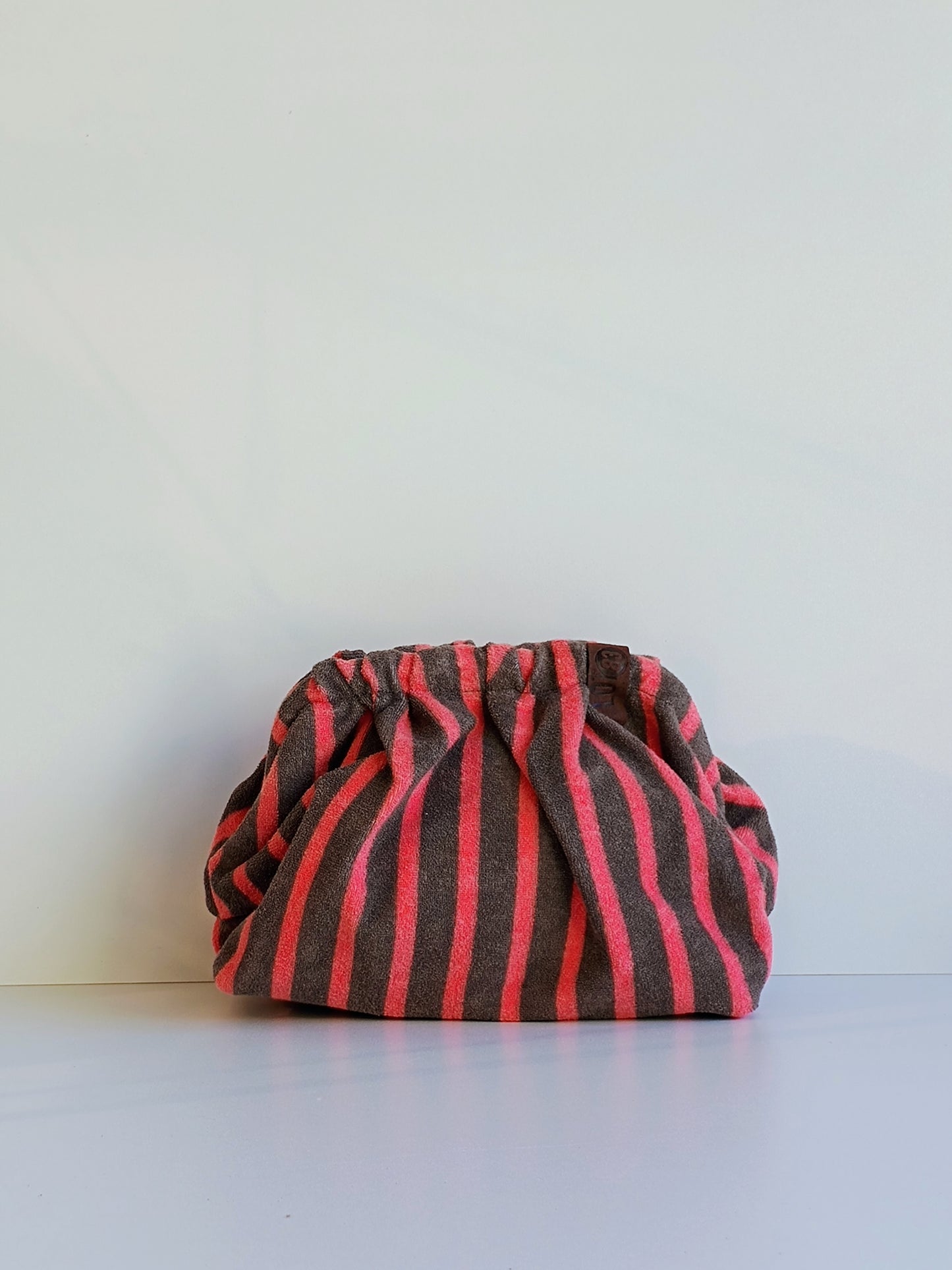 Clutch von LOT 83 grau/pink