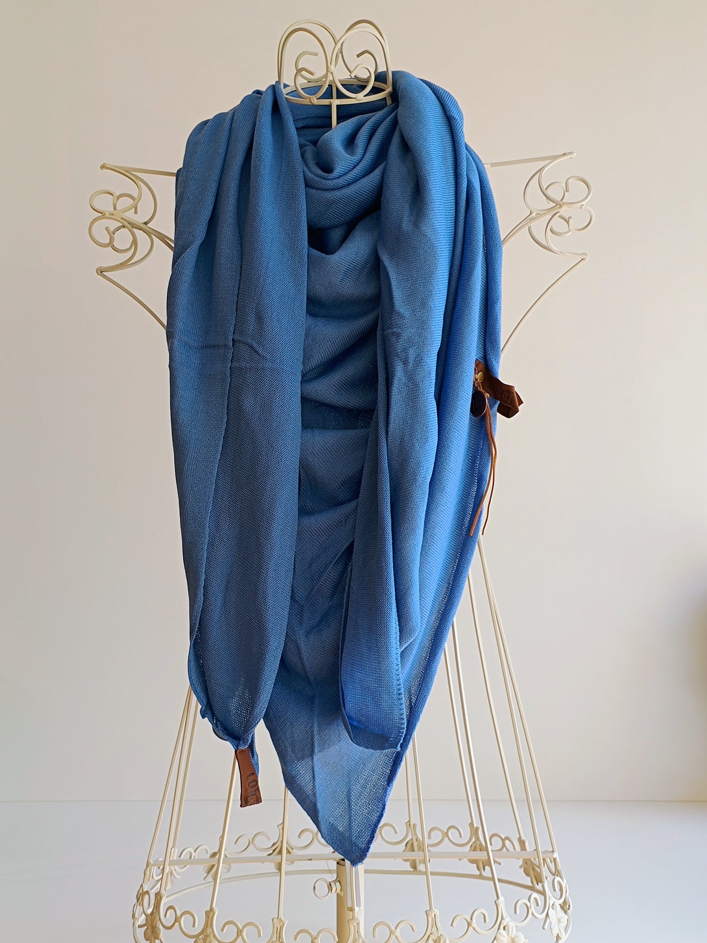 Dreiecksschal von LOT 83 blau