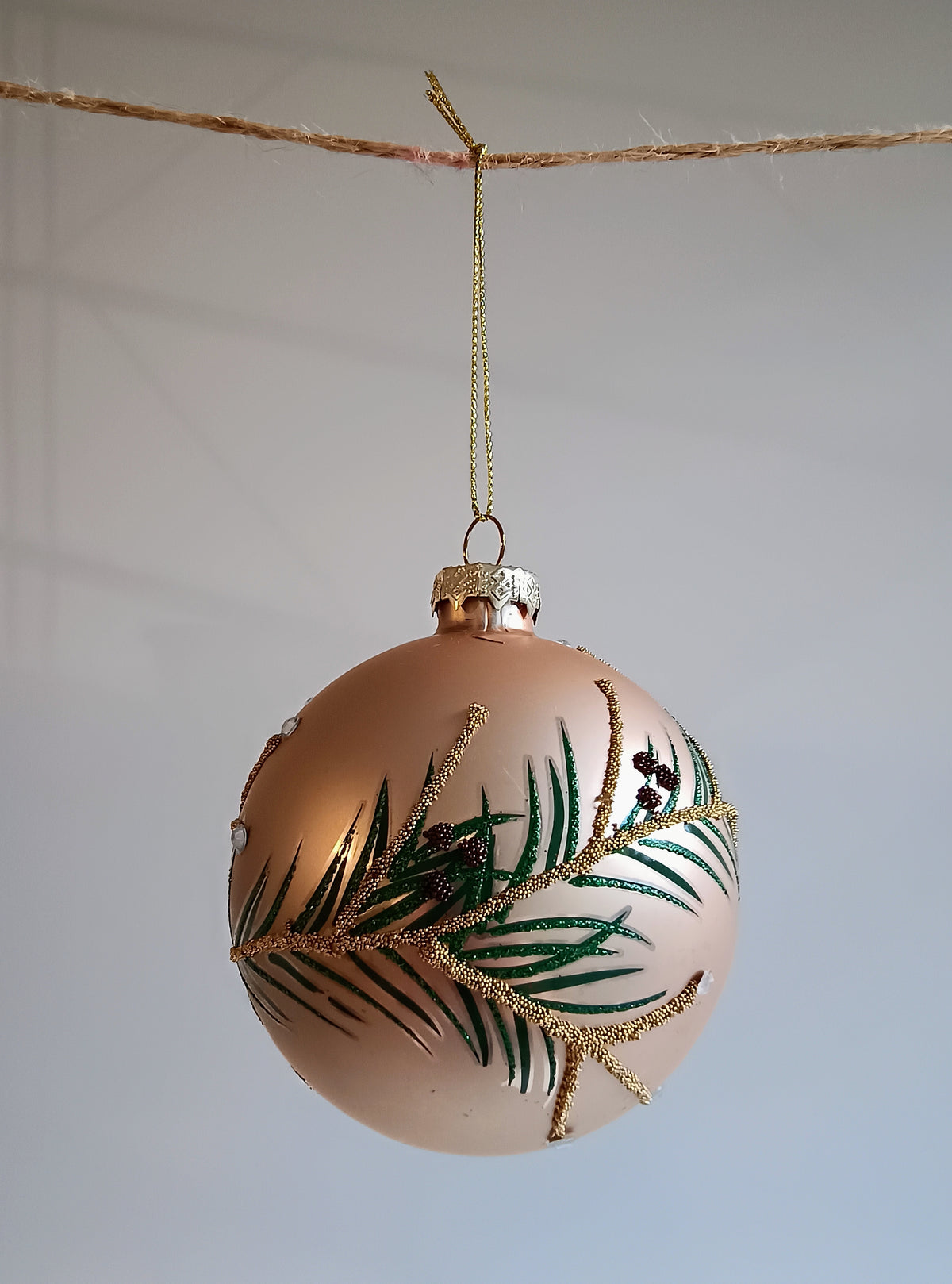 Christmas Glaskugel mit Tannenzweig