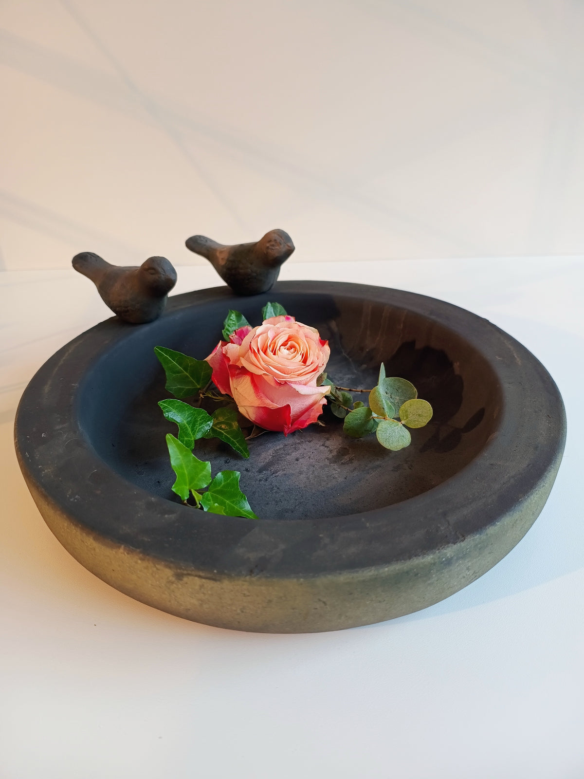 Vogeltränke mit zwei Vögeln aus Terrakotta