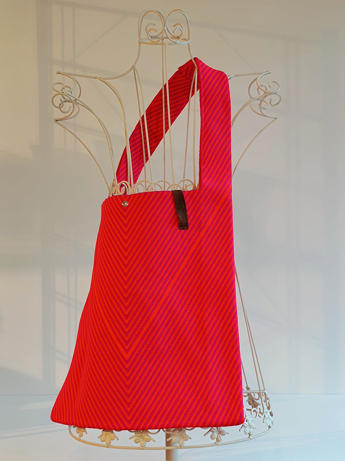 Lot83 Shopper in orange- pink Pfeil/Streifenlook