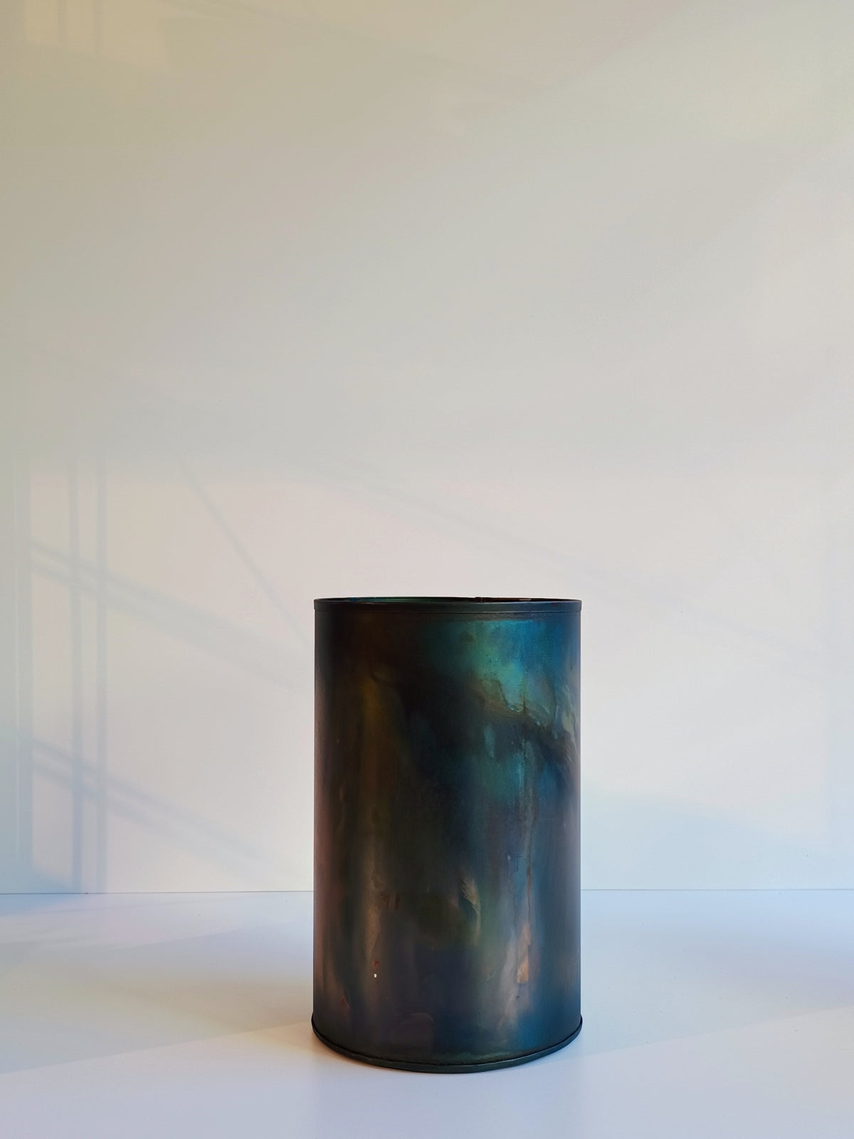 Zylindervasen mit einzigartiger Patina