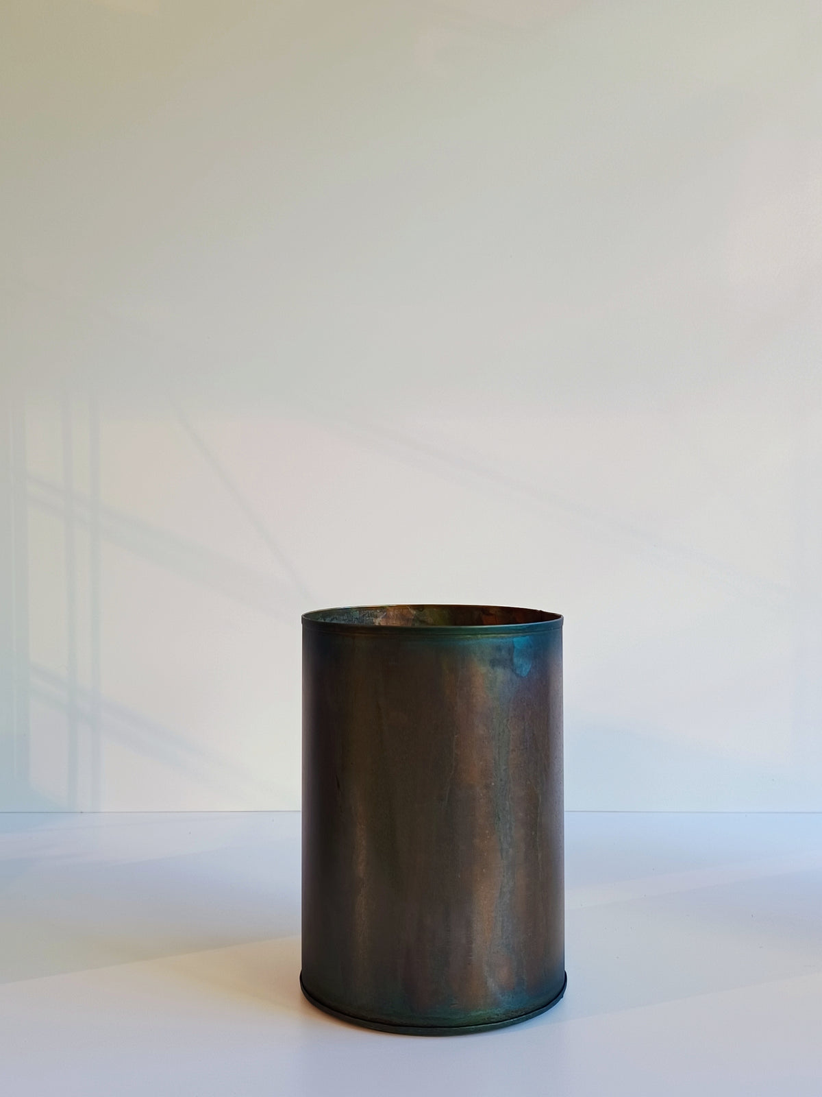 Zylindervasen mit einzigartiger Patina