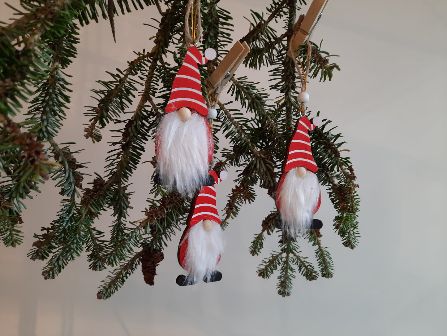 Wichtel mit gestreifter Mütze