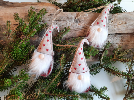 Wichtel mit Herzmütze