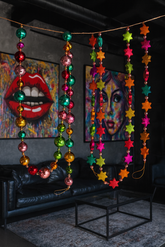Bunte Deko-Girlande - Glanz, Kugeln, Sterne